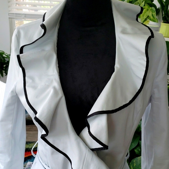 💥White Ruffled Long Sleeve Jacket - Sz S - Picture 2 of 7